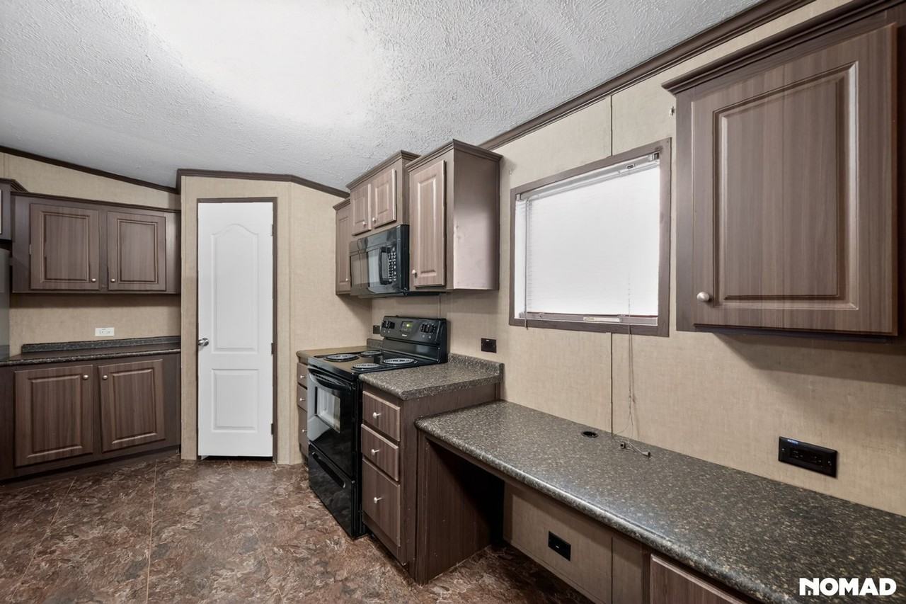 1658 Reynolds Lane - Photo 7 of 34