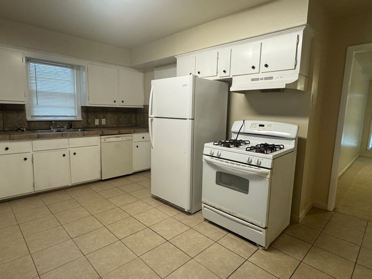 4312 Northwest Santa Fe Avenue - Photo 5 of 16