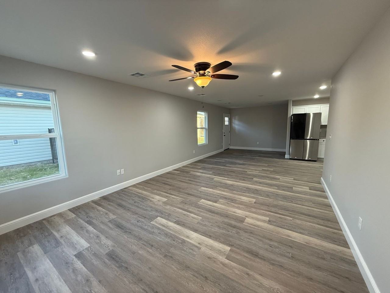 121 W Lewis St - Photo 3 of 18