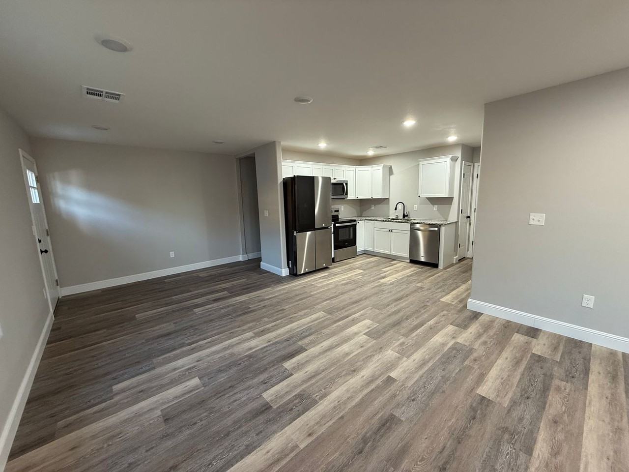 121 W Lewis St - Photo 4 of 18