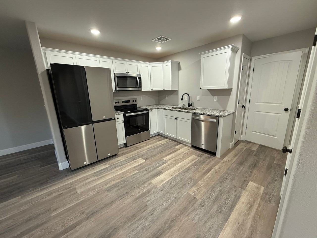 121 W Lewis St - Photo 5 of 18