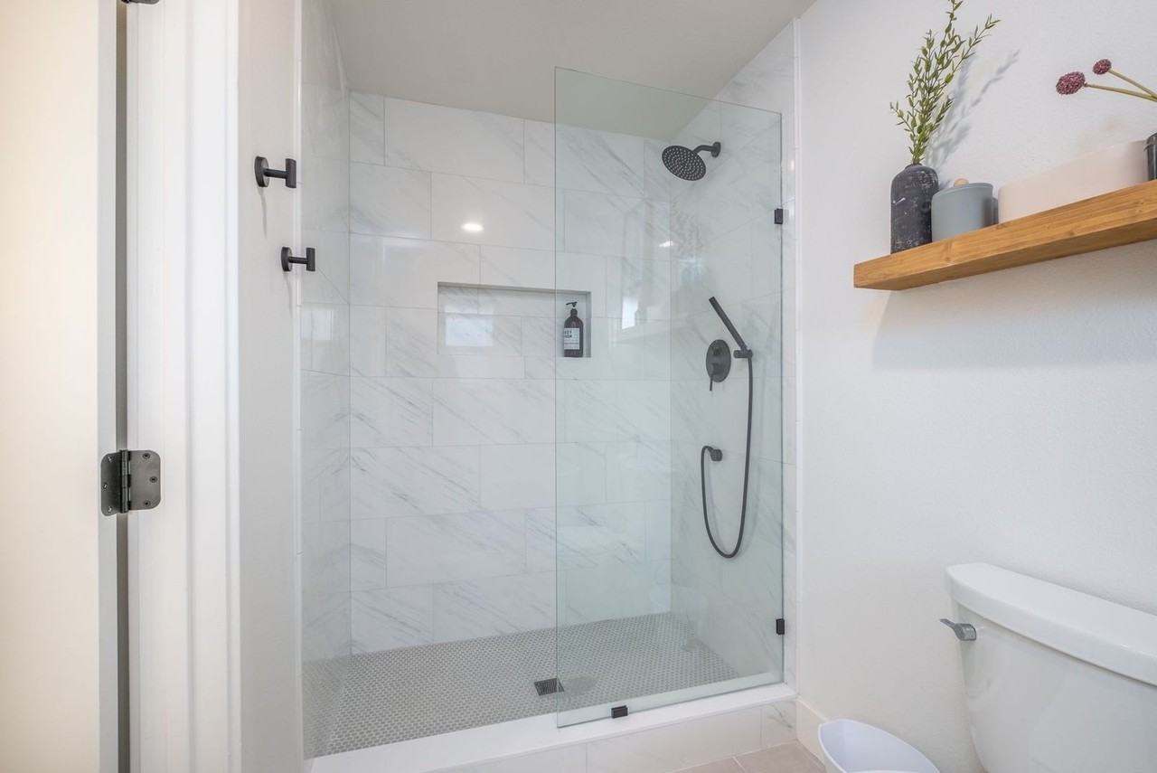 3390 Thornhill Drive - Photo 2 of 24