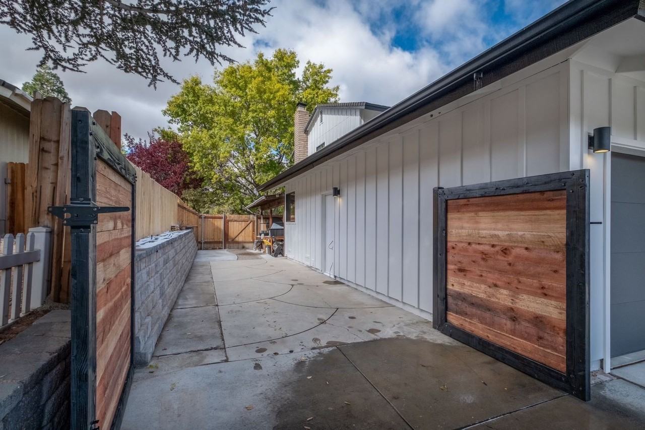 3390 Thornhill Drive - Photo 4 of 24