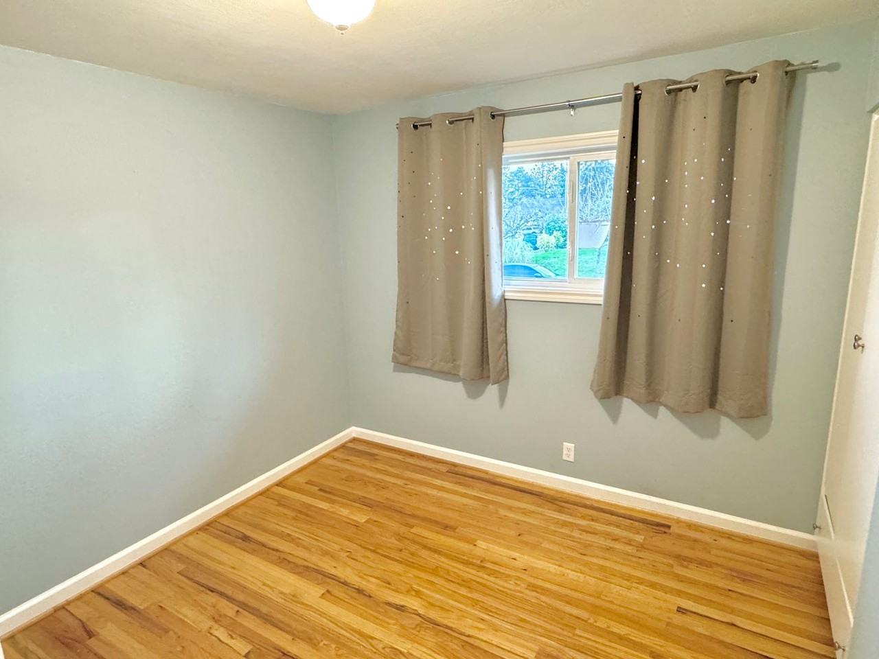 6229 Northeast Siskiyou Street - Photo 2 of 9