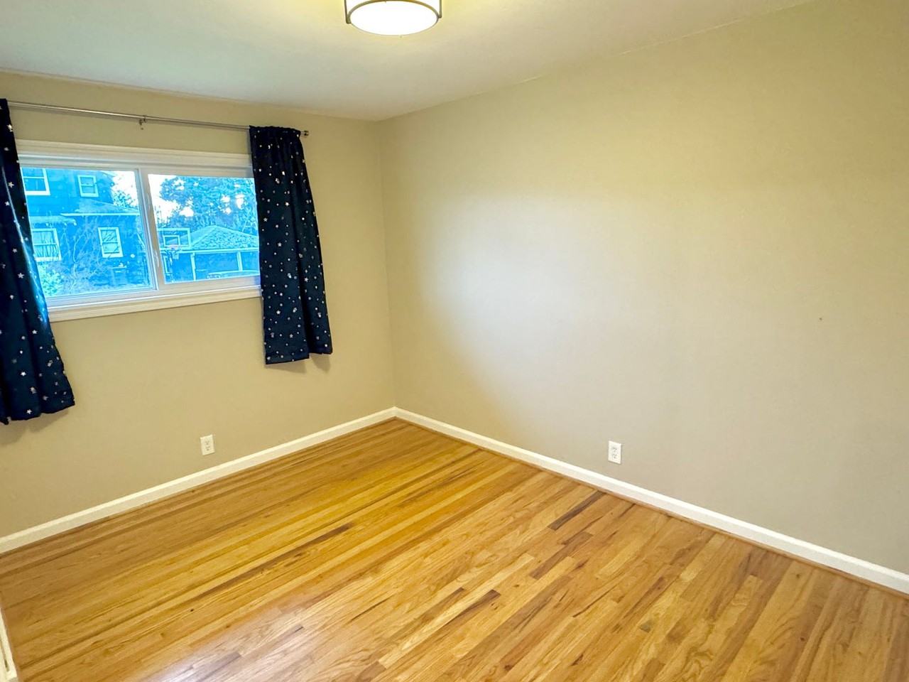 6229 Northeast Siskiyou Street - Photo 4 of 9