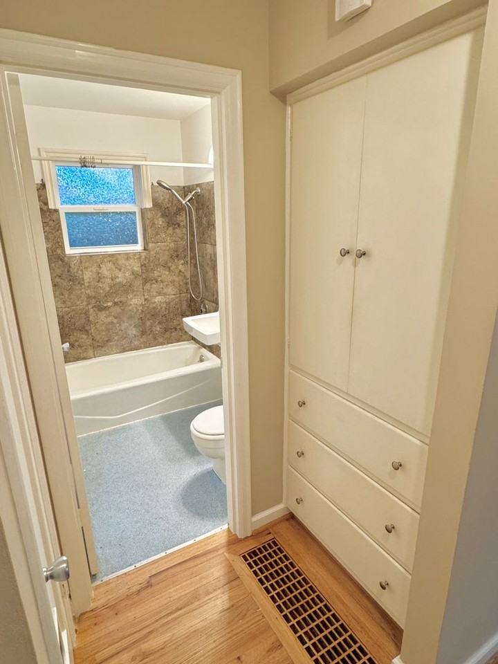 6229 Northeast Siskiyou Street - Photo 6 of 9