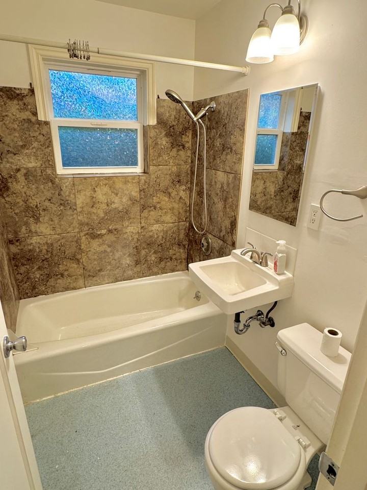 6229 Northeast Siskiyou Street - Photo 7 of 9