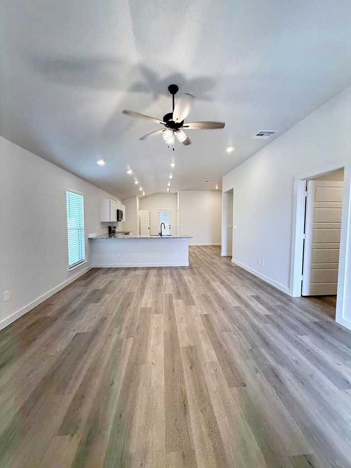 2501 Kenwood Ave - Photo 2 of 29