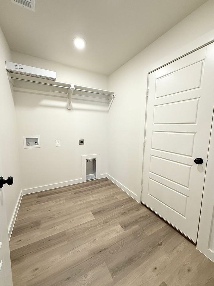 2501 Kenwood Ave - Photo 4 of 29