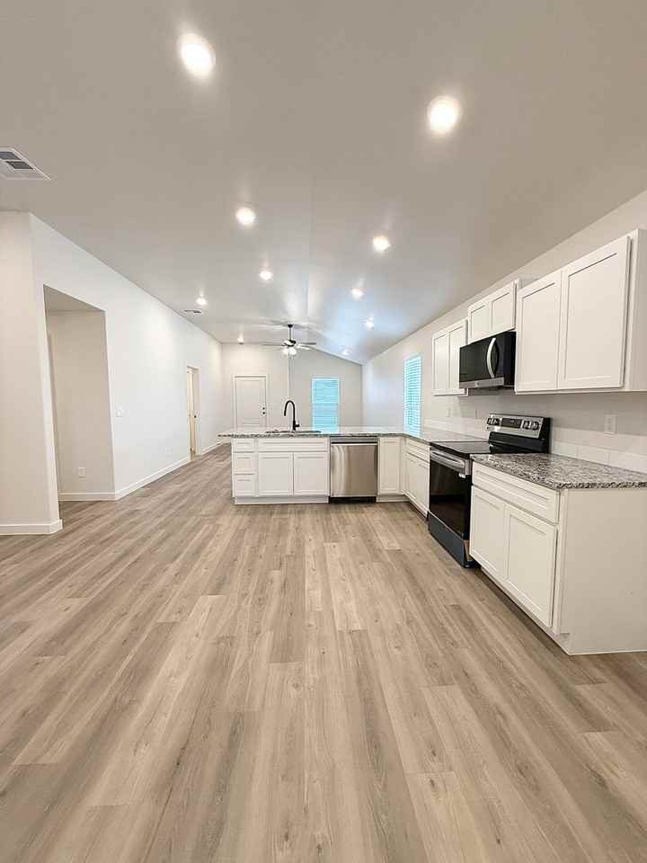 2501 Kenwood Ave - Photo 5 of 29