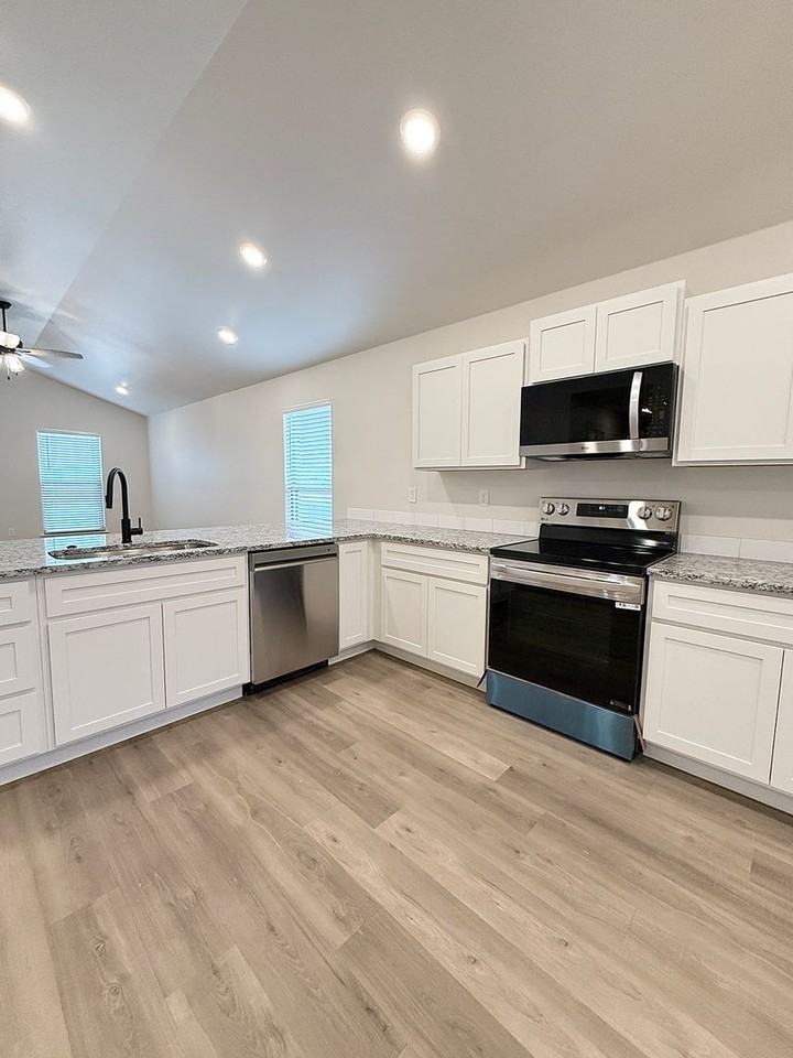 2501 Kenwood Ave - Photo 6 of 29