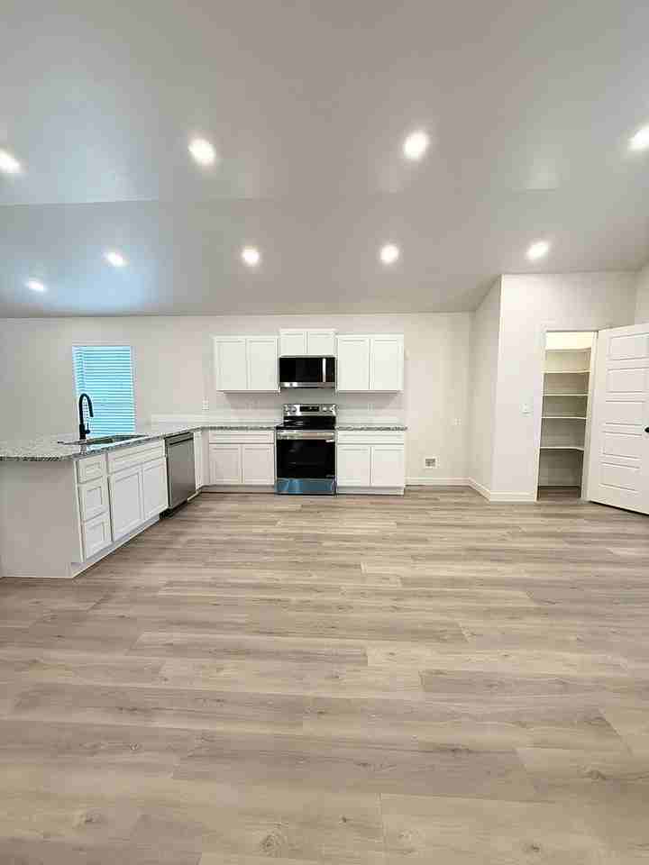 2501 Kenwood Ave - Photo 7 of 29