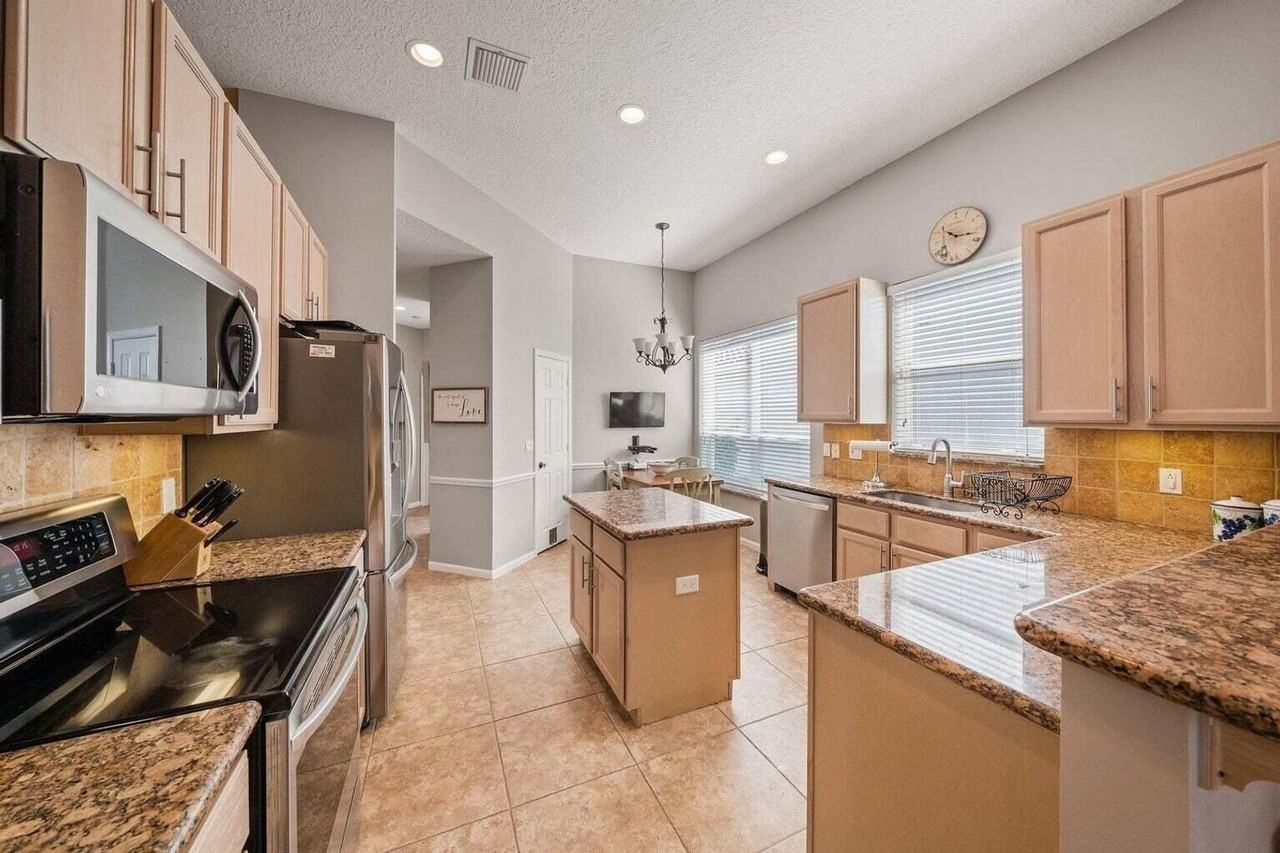 12919 Hyland Circle - Photo 4 of 23