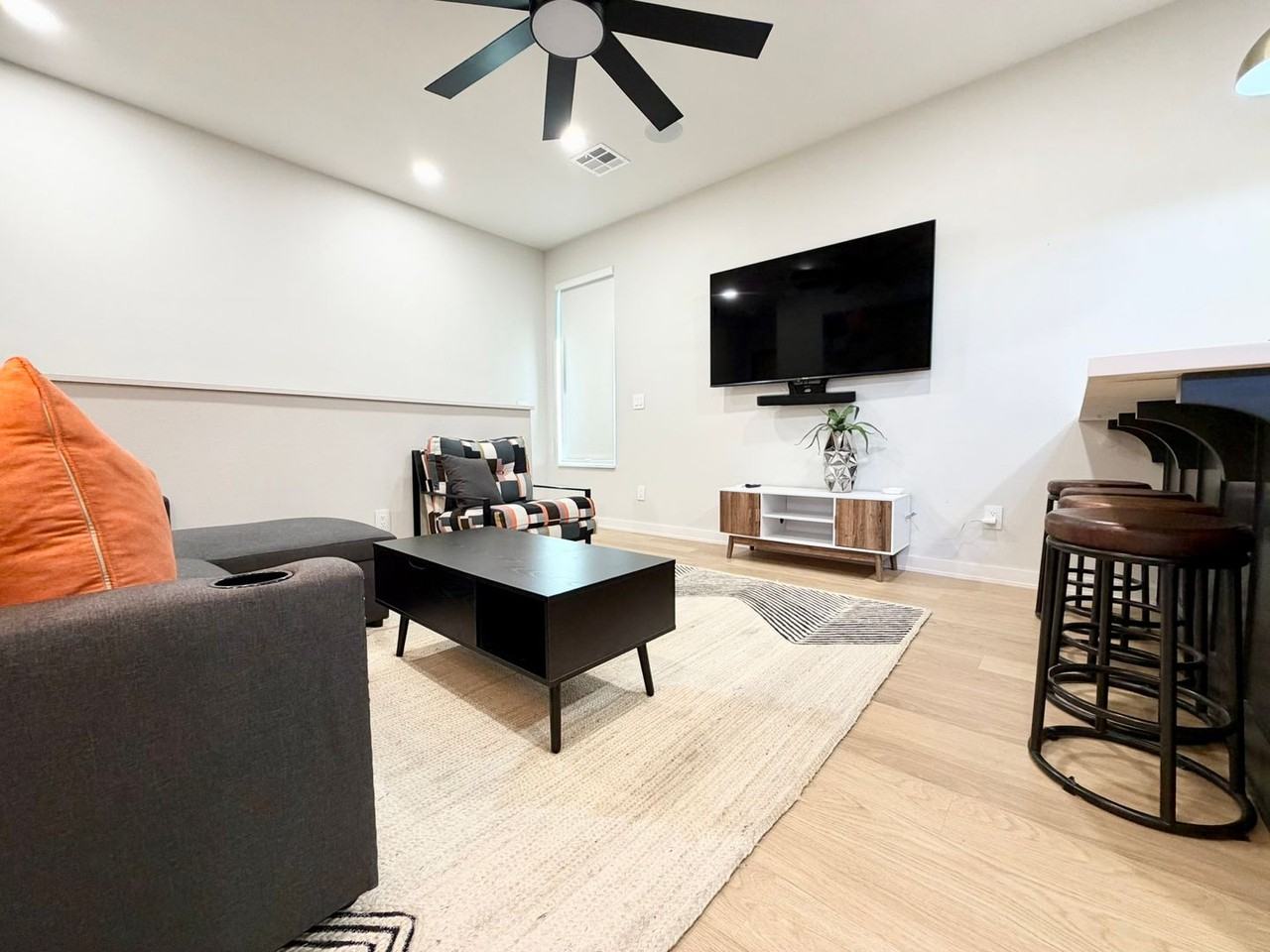 611 Southwest 2nd Street - Photo 5 of 14