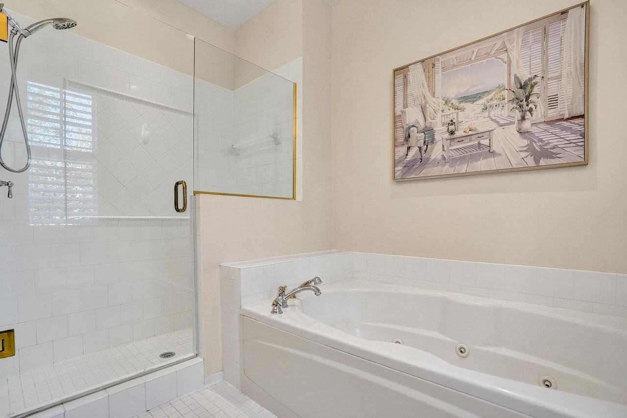 642 Northwest 38th Circle - Photo 4 of 48