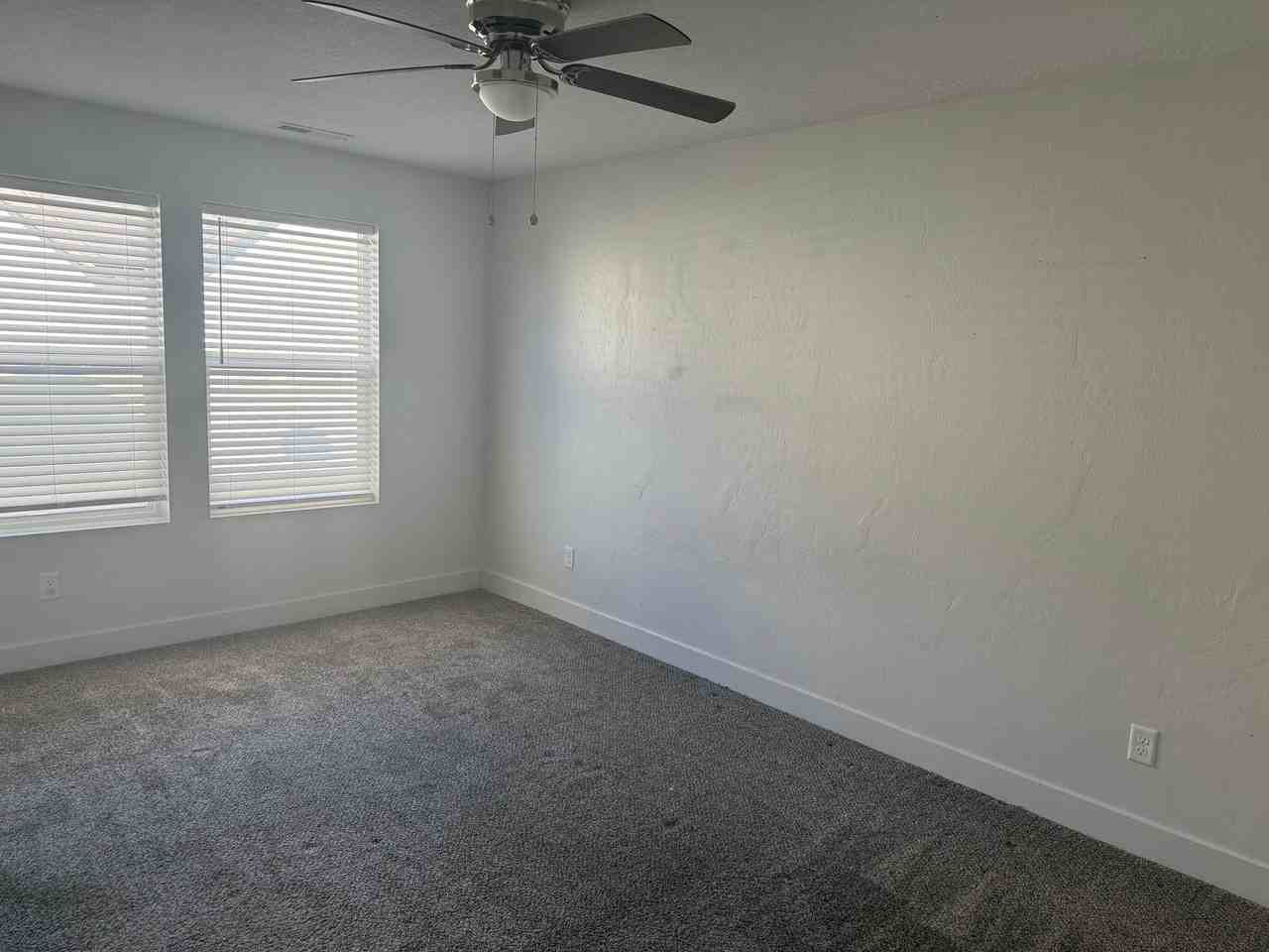 Beautiful town home with central air and a 2 car garage - Photo 5 of 18