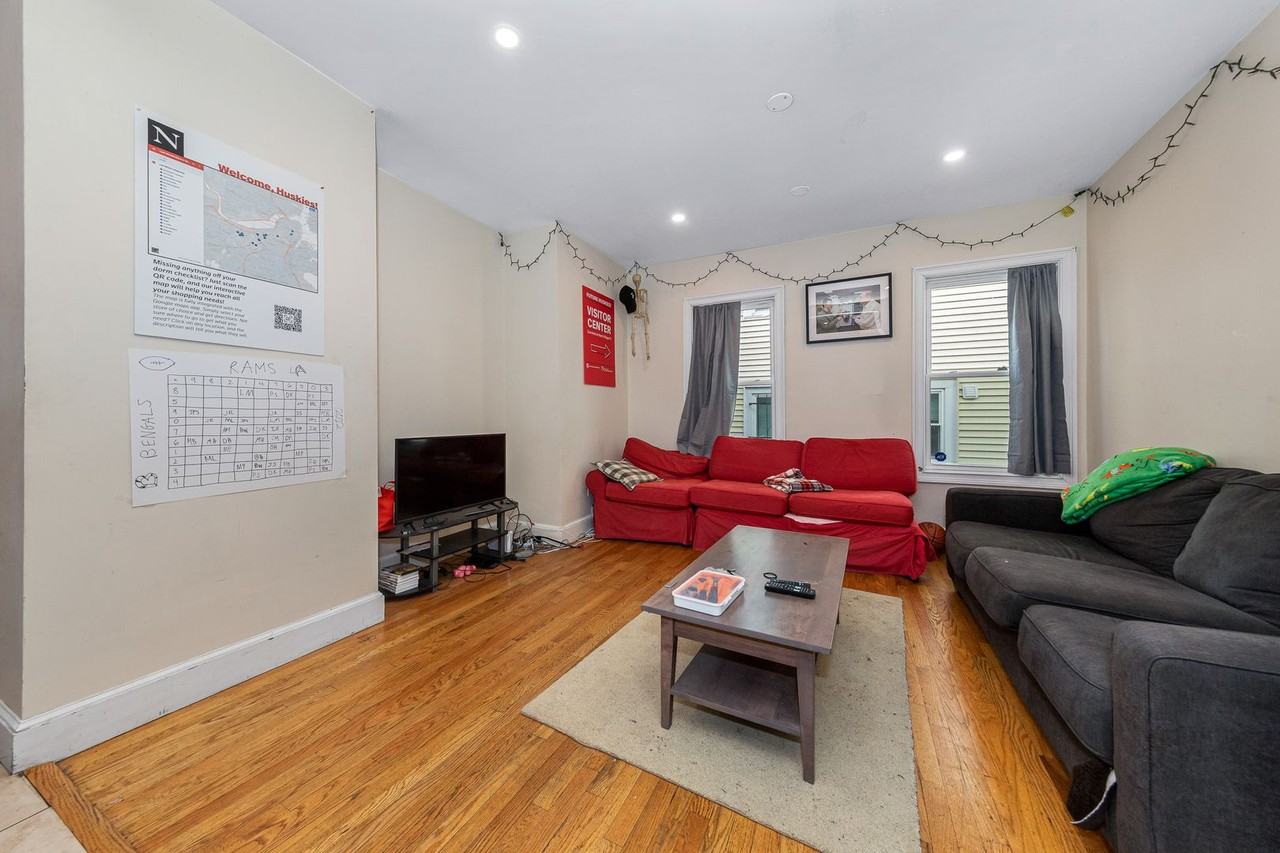 216 Calumet St - Photo 4 of 19