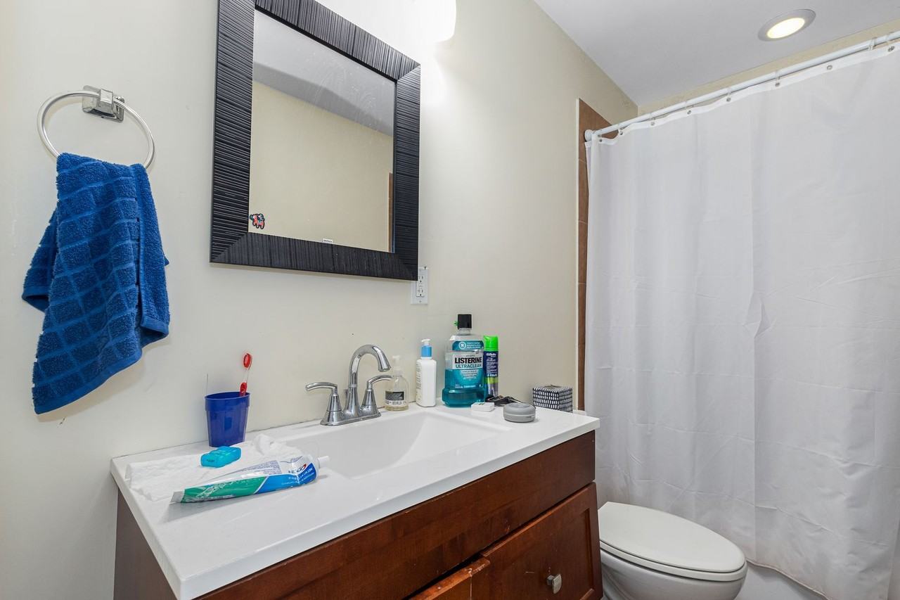 216 Calumet St - Photo 5 of 19