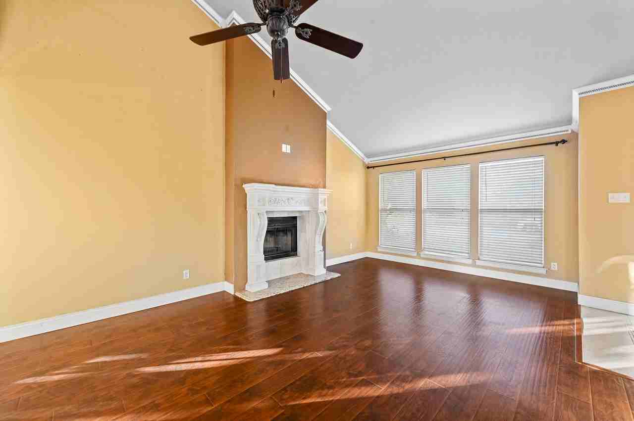 3922 White Oak Court - Photo 4 of 32