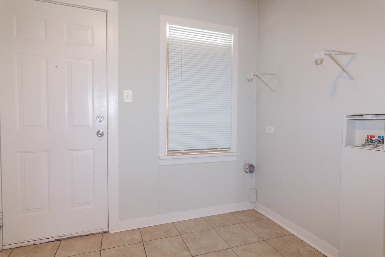 2426 26th Street - Photo 4 of 9