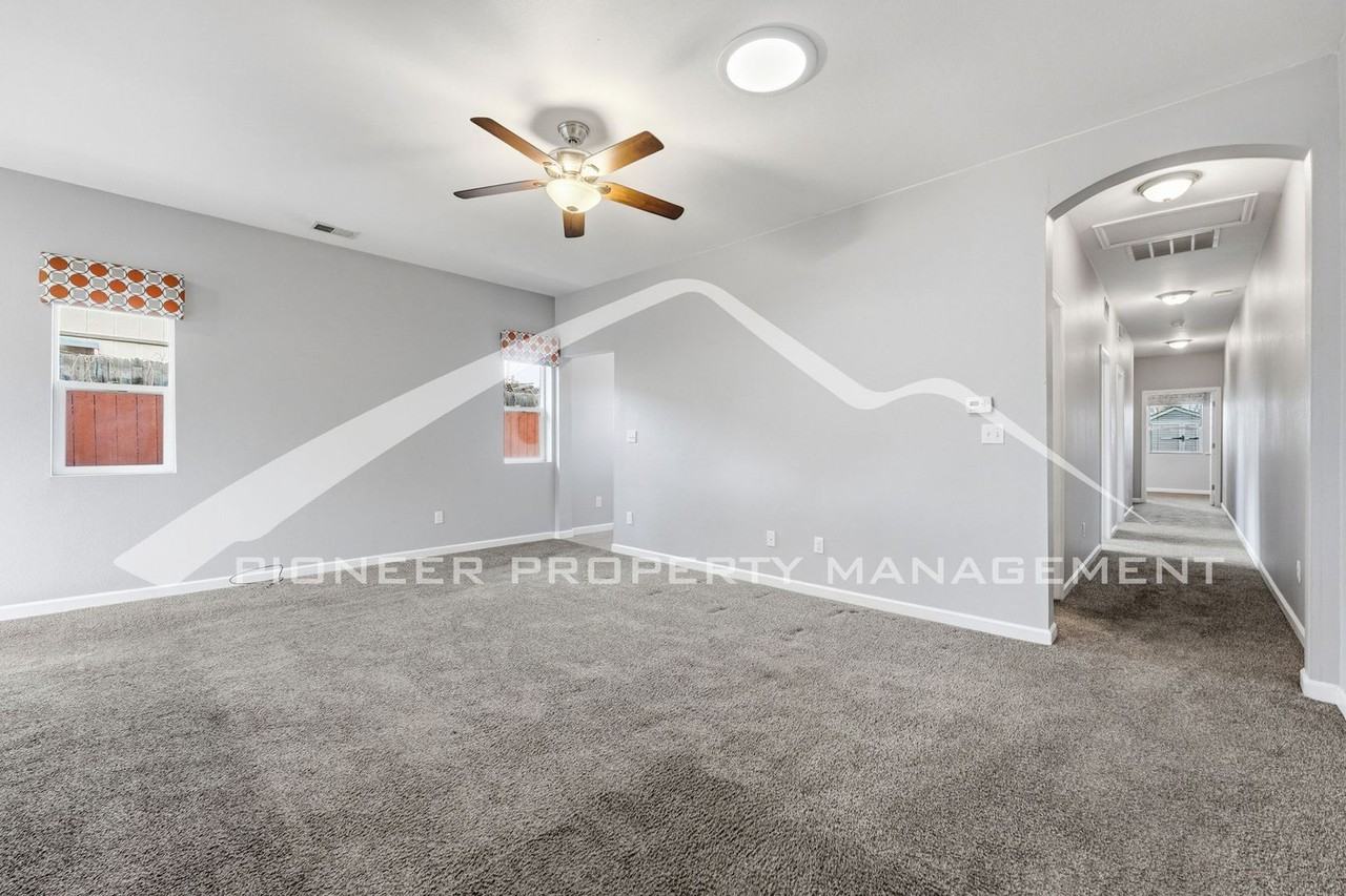 326 S Raleigh St - Photo 3 of 19