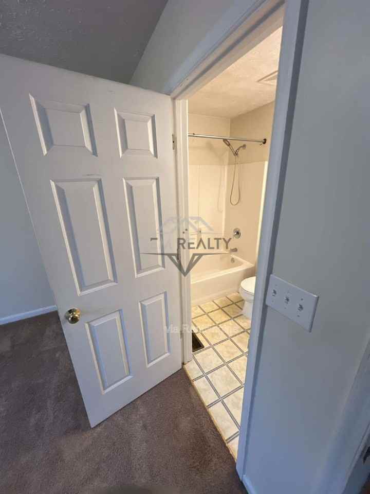 8911 Leeds Court - Photo 6 of 20