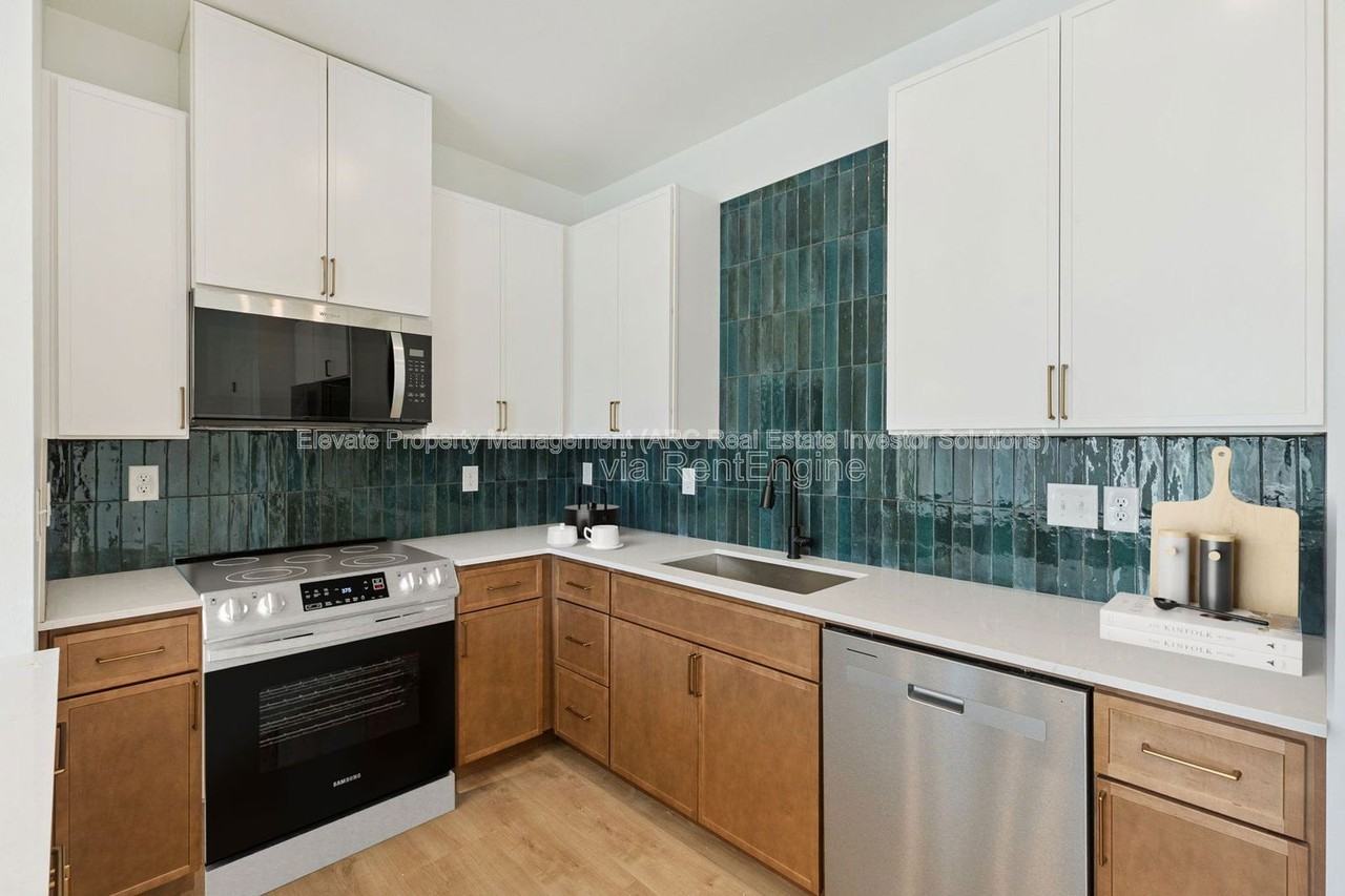 1624 Nw 17th St #202 - Photo 2 of 14