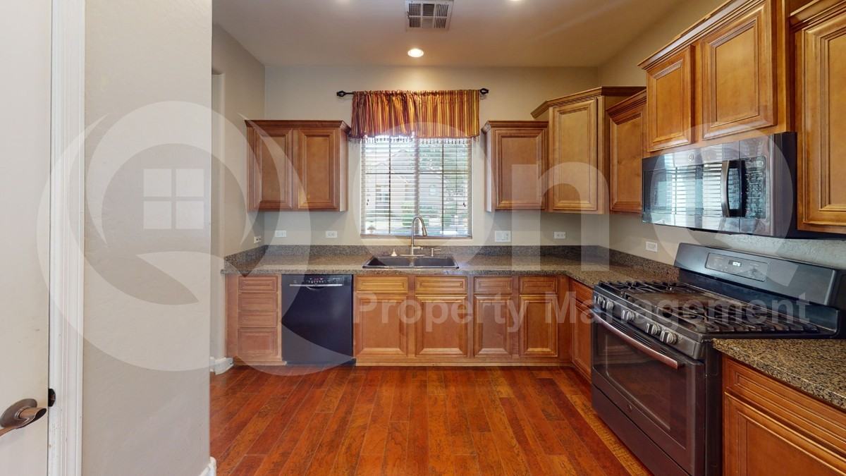 1316 S Martingale Rd - Photo 3 of 17