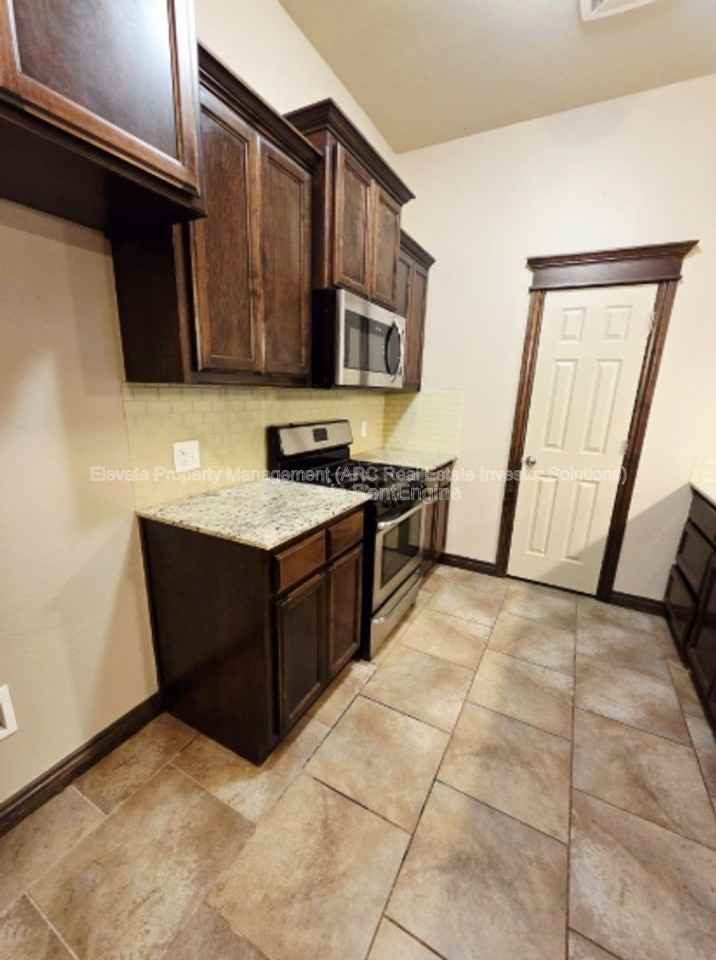 2215 Kintyre Rd - Photo 4 of 14