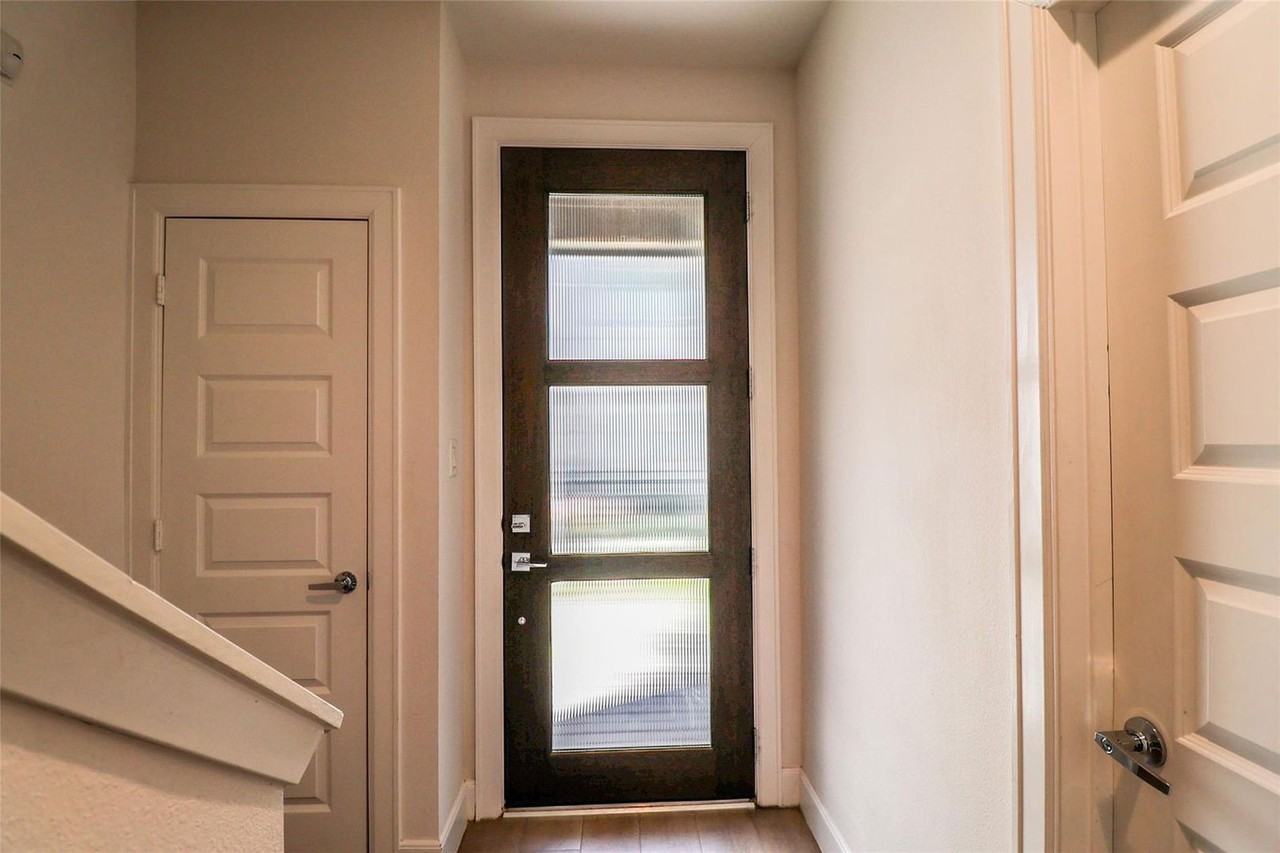 2745 Clinton Drive - Photo 4 of 32