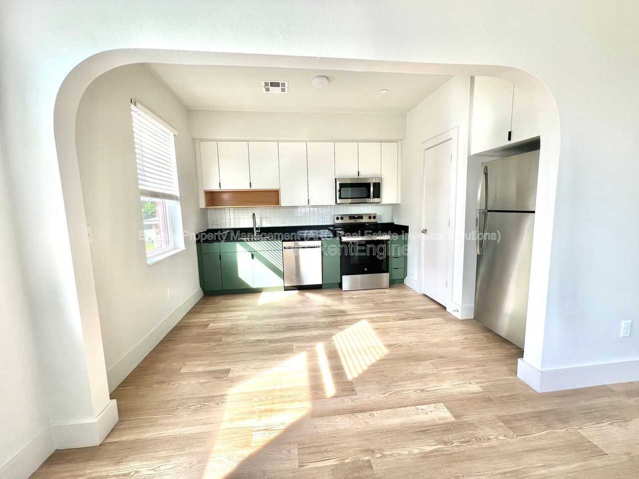 1701 Nw 12th St #13 - Photo 3 of 11