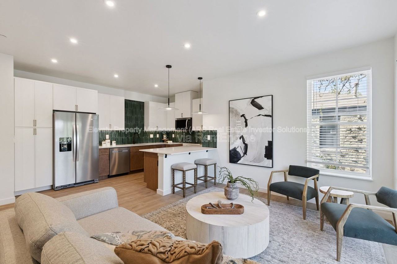 1624 Nw 17th St #301 - Photo 2 of 12