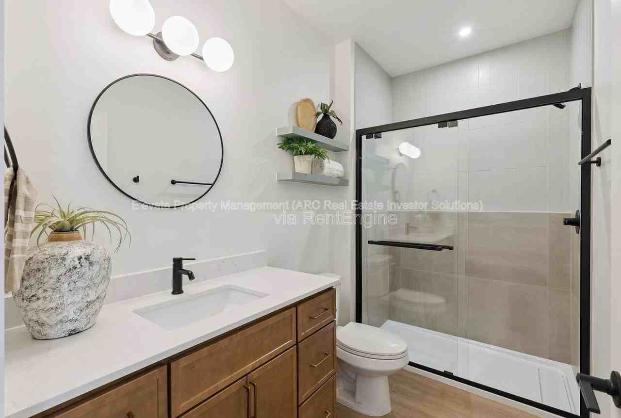 1624 Nw 17th St #301 - Photo 3 of 12