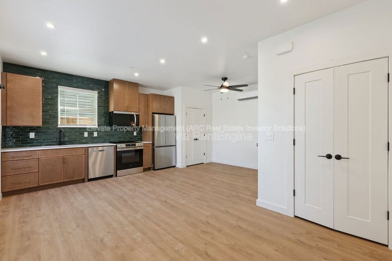 1624 Nw 17th St #102 - Photo 2 of 12