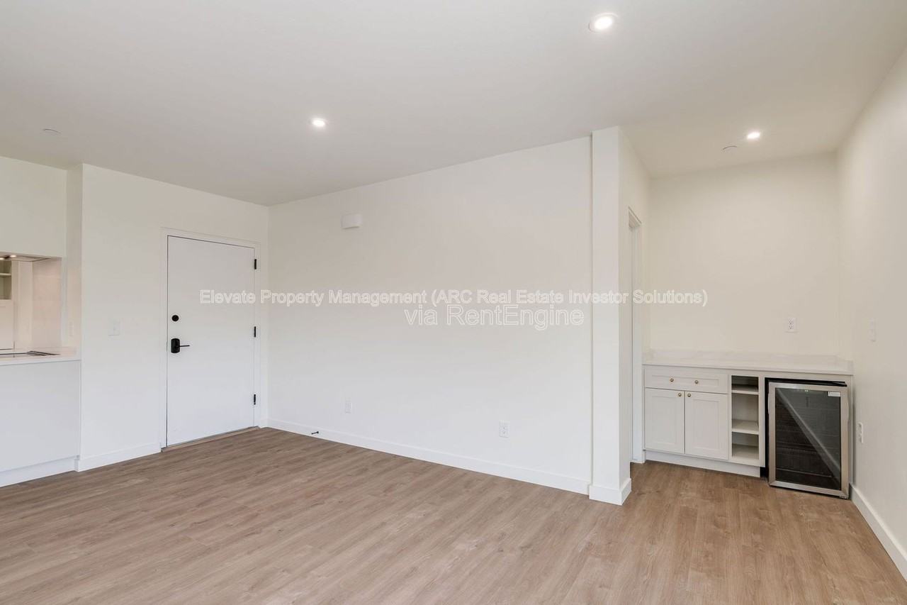 844 Nw 43rd St #201 - Photo 6 of 34