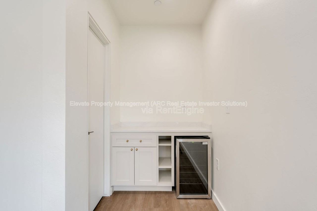 844 Nw 43rd St #201 - Photo 7 of 34