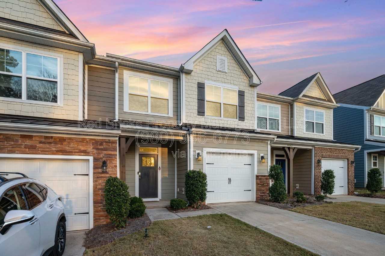 8046 Saluda Drive - Photo 4 of 26