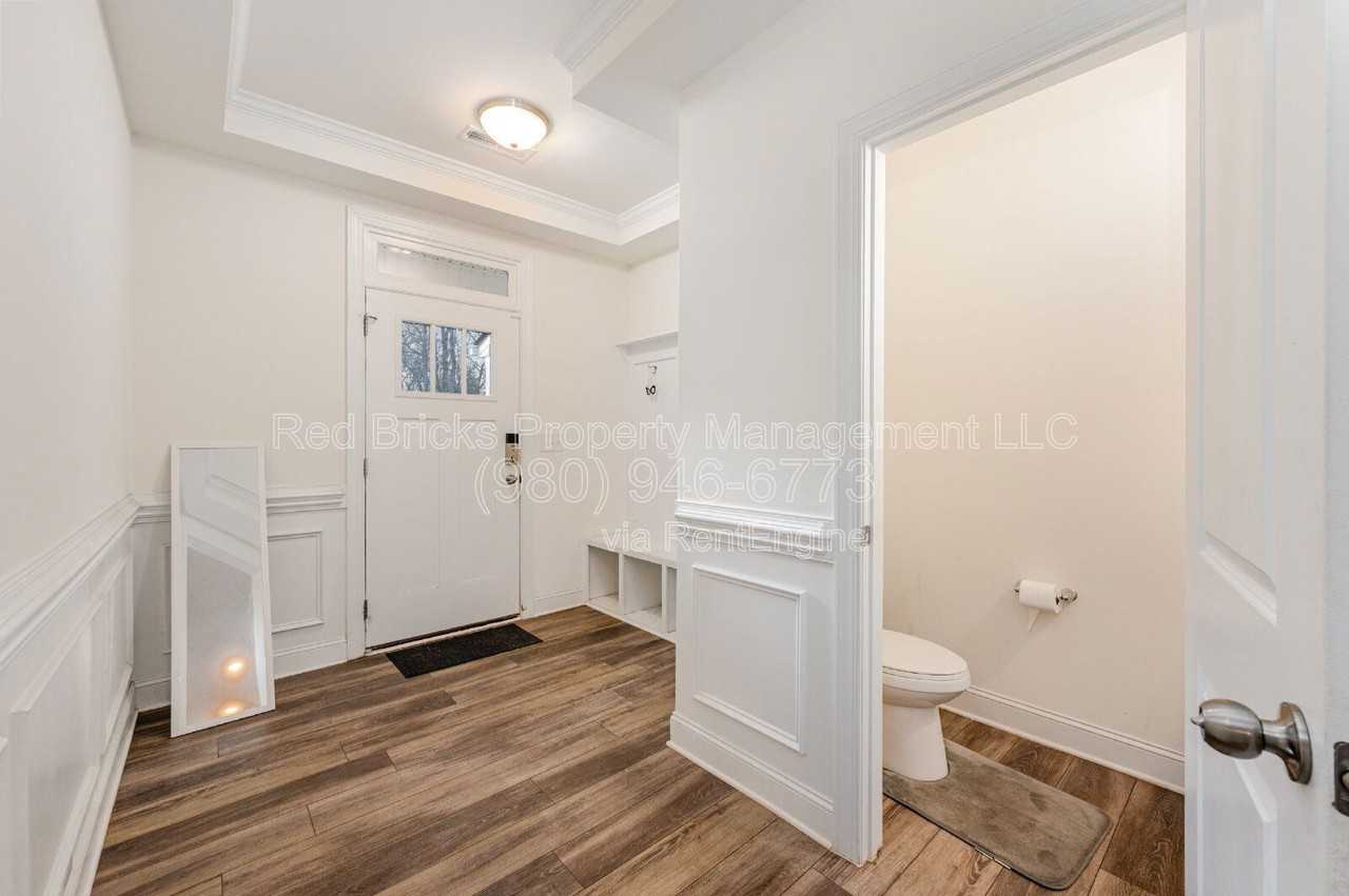 8046 Saluda Drive - Photo 7 of 26