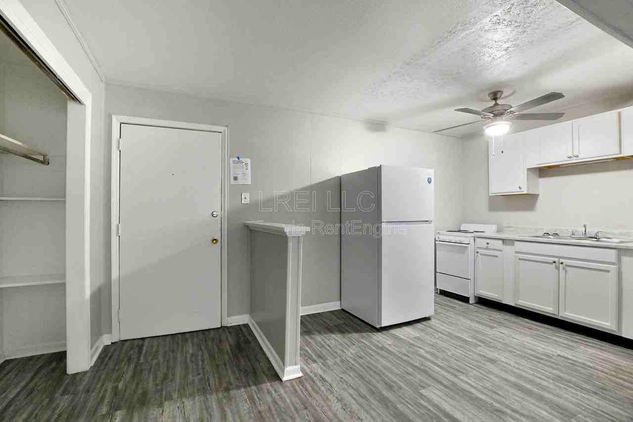 1708 Jennifer Rd #C3 - Photo 6 of 7