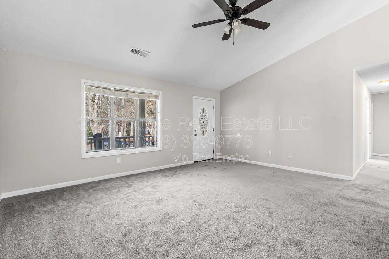 5345 Memorial Ln - Photo 7 of 35