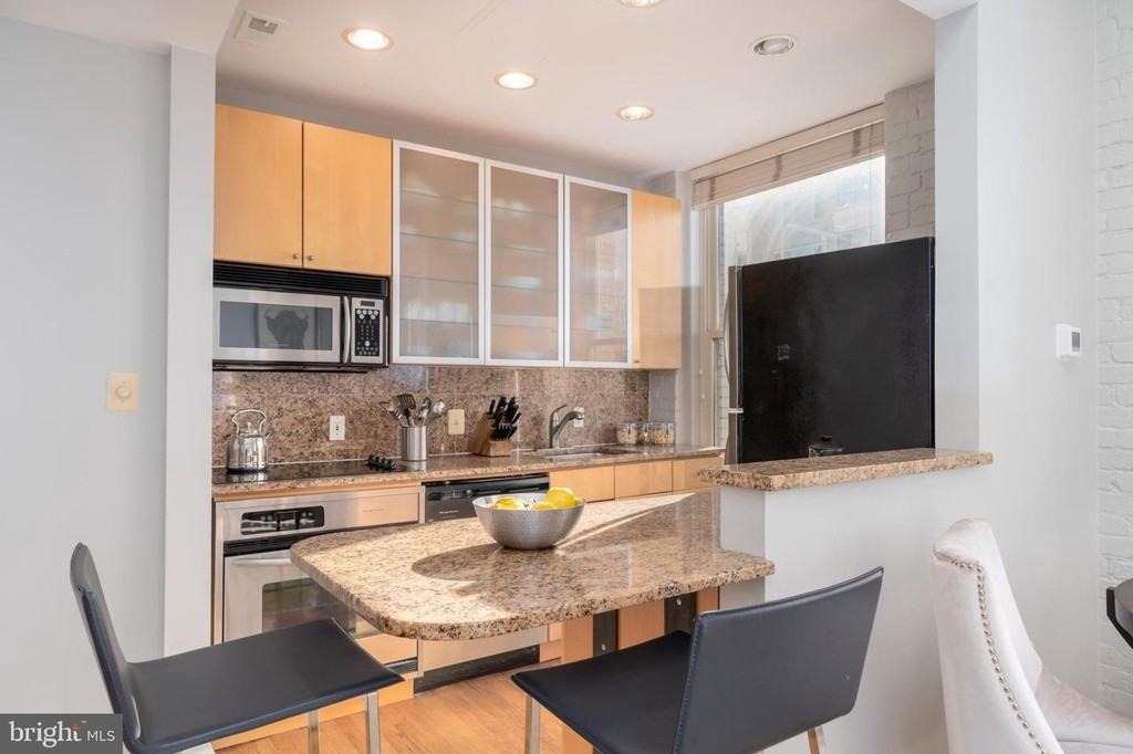 2007 O St Nw - Photo 4 of 17