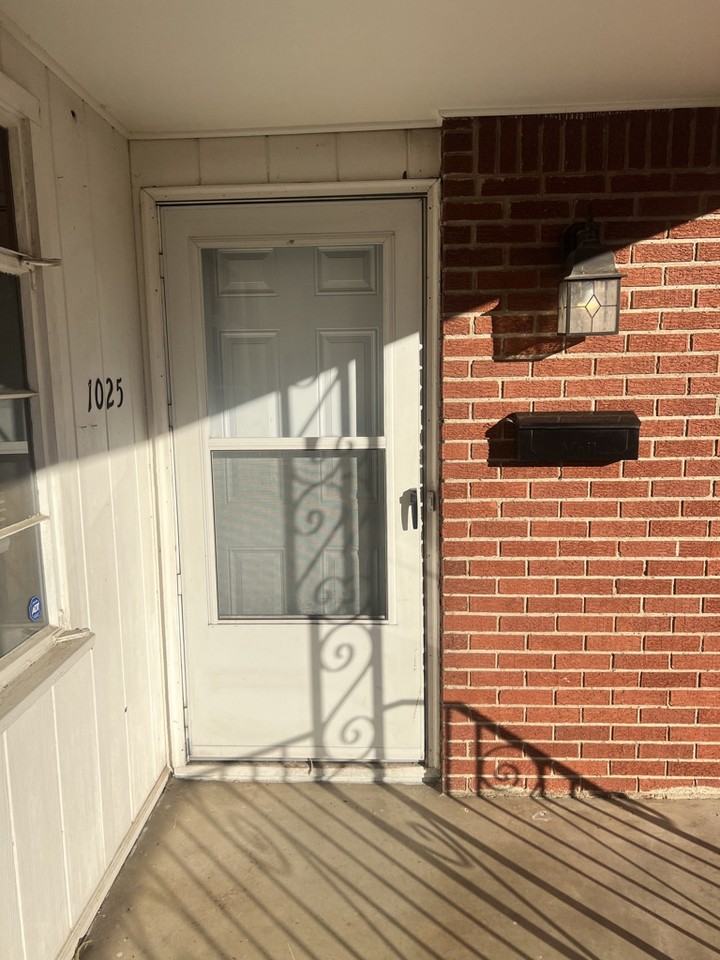 1025 East 53rd Street - Photo 3 of 24