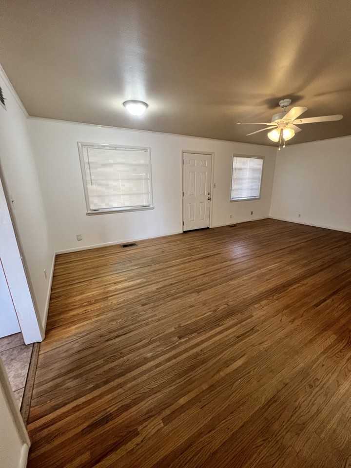 1025 East 53rd Street - Photo 5 of 24