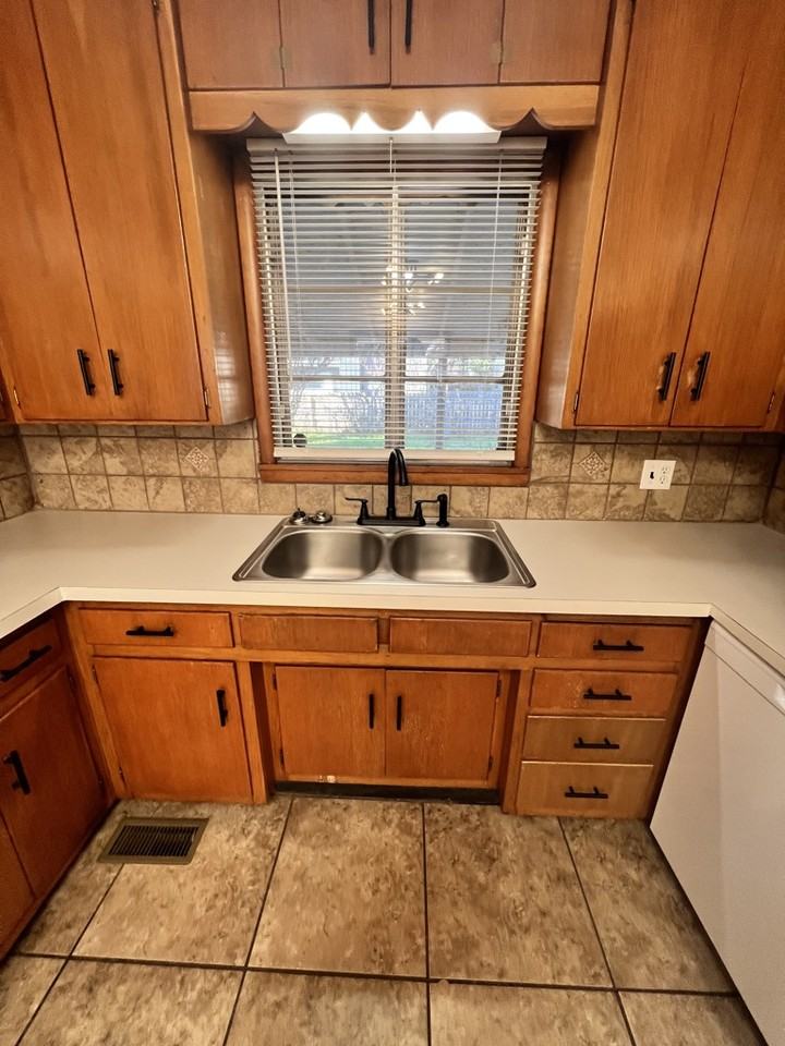 1025 East 53rd Street - Photo 7 of 24