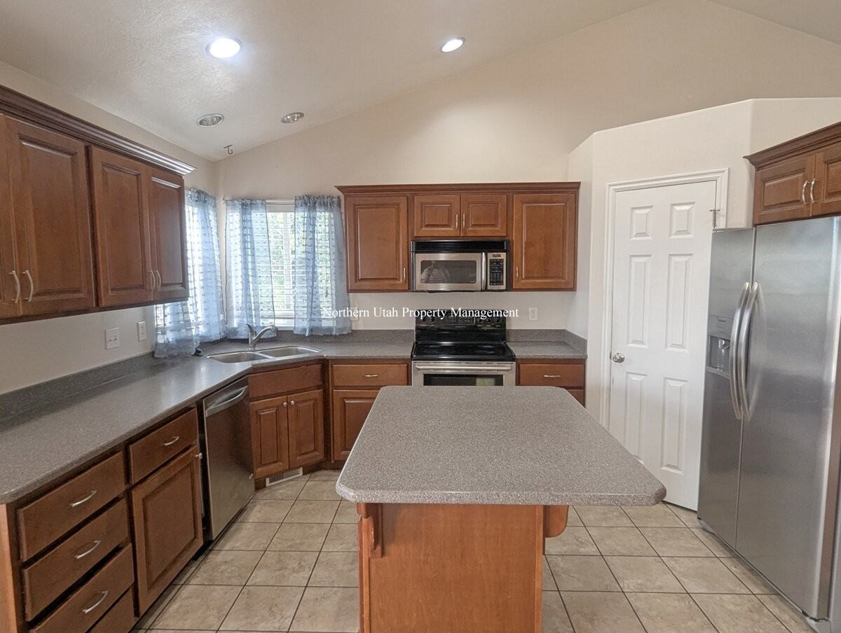 1148 6000 South - Photo 4 of 30