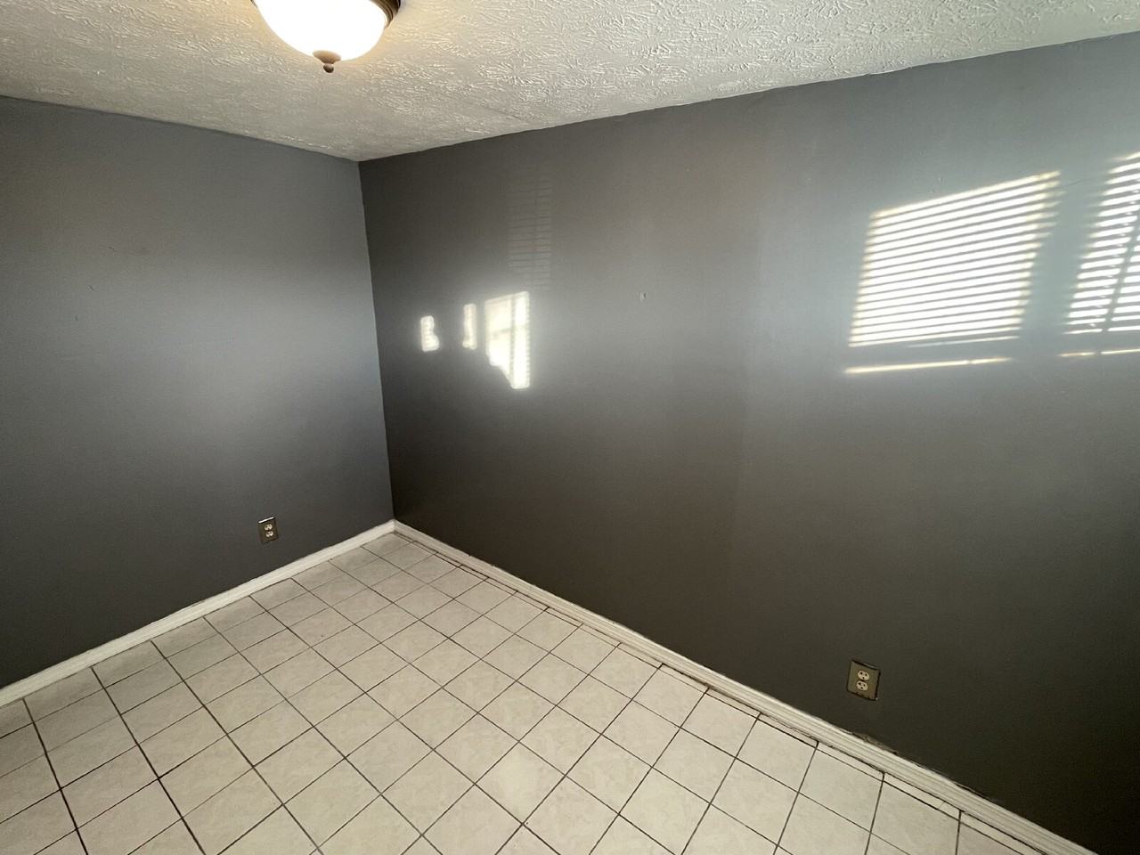 4915 West 11th Street - Photo 4 of 7