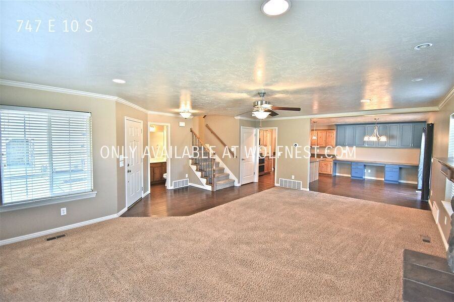 747 10 South - Photo 4 of 50