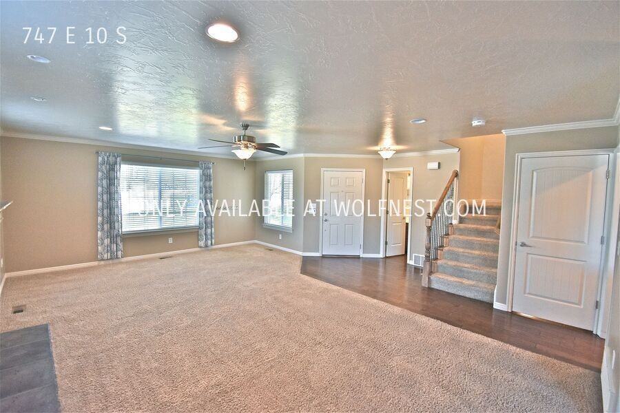 747 10 South - Photo 5 of 50