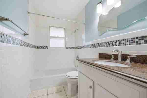 1439 McAfee St - Photo 3 of 12