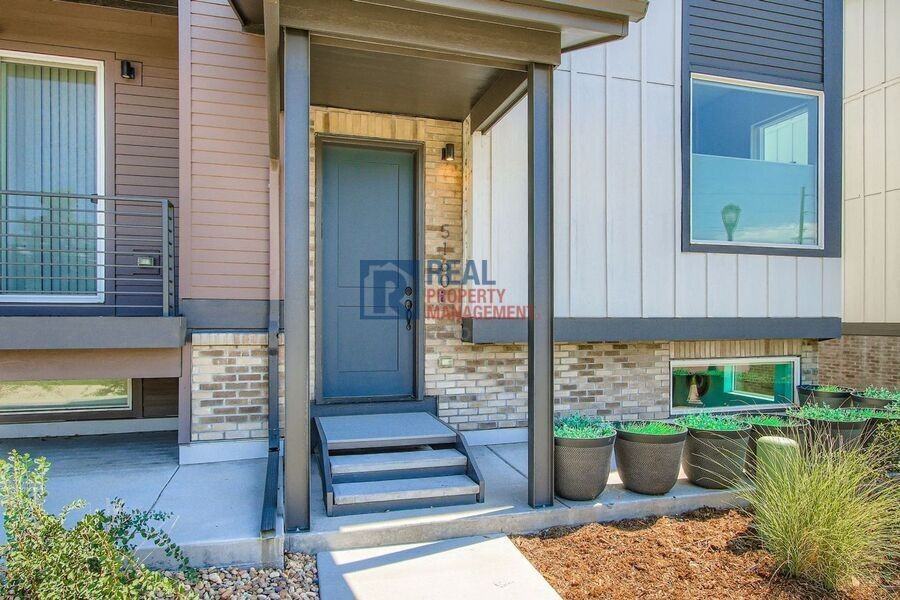 5160 Ward Rd - Photo 3 of 29